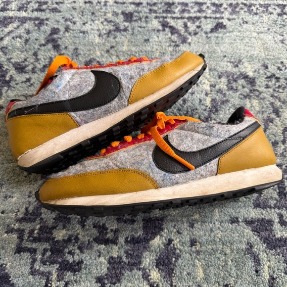 Women’s NIKE Daybreak Qs University Gold, Red, and Suede Sz 9 Sneaker CQ7619-700 - Picture 2 of 8